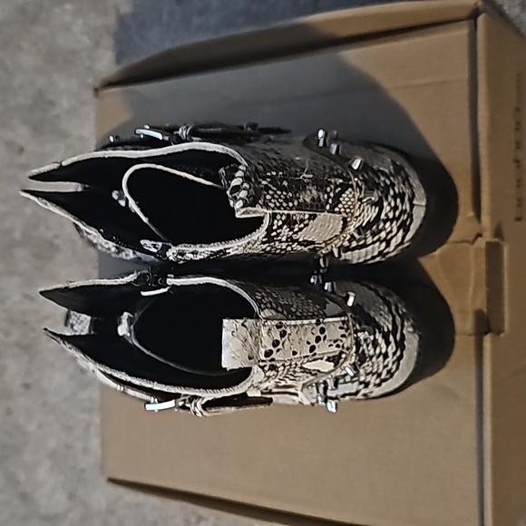Boohoo Stud Snake Chunky Boots - Picture 3 of 7